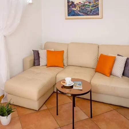 Mare Villa Bol