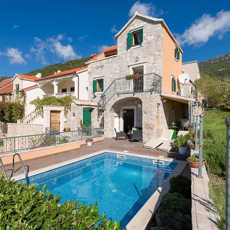 Mare Villa Bol